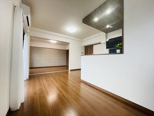 【居間・リビング】 | フィオレ井尻 | 隣りの洋室とつなげると、リビングはさらにゆったり
ご家族にあわせて使い方自由です