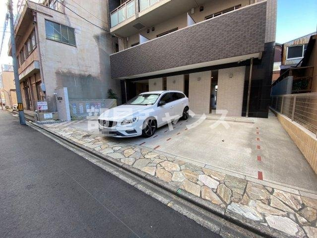 ラタンの駐車場