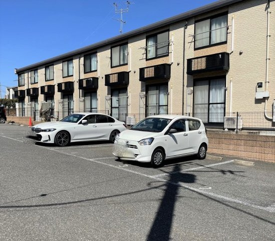 レオパレスHighBridgeの駐車場