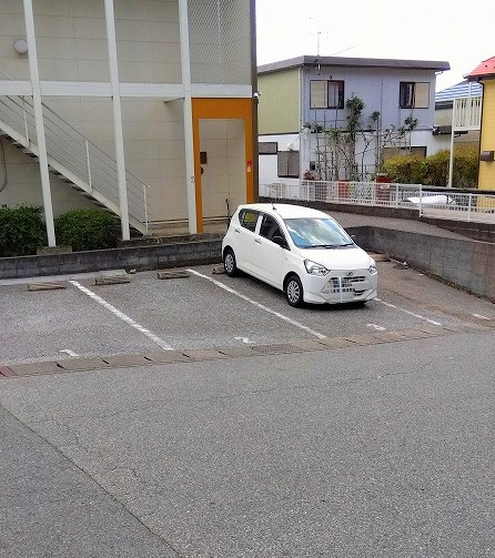 レオパレスアムールハウスの駐車場|画像5