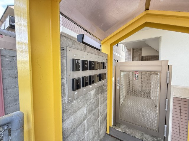 メロディハイム愛宕山のエントランス