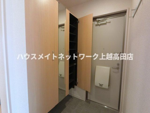 ラグナタウン南城の設備|鏡付きシューズBOX