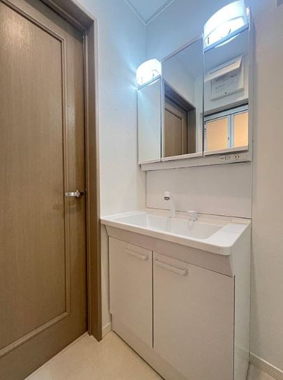 藤沢市鵠沼藤が谷4丁目　中古戸建の独立洗面台|独立洗面台で身支度をすべて済ませてしまいましょう