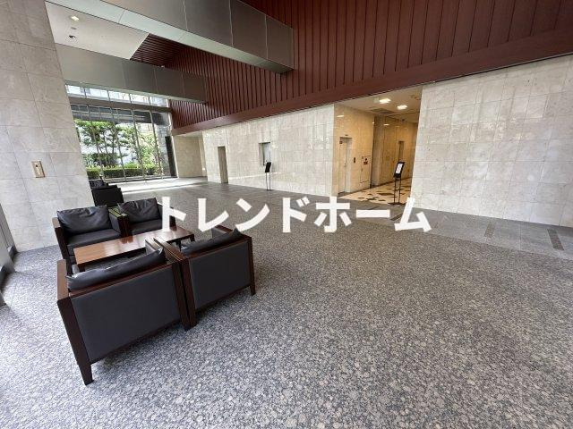 リーガルタワー大阪のエントランス