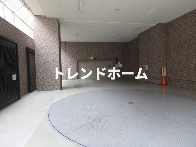 リーガルタワー大阪の駐車場