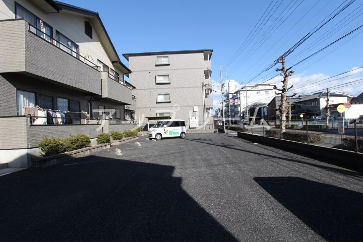 リーベン弥生の駐車場