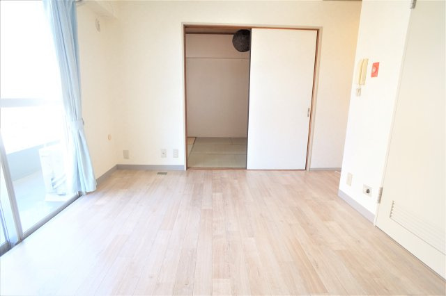 ハイツエバグリーン２号棟の居間・リビング|和室は押し入れぬなります