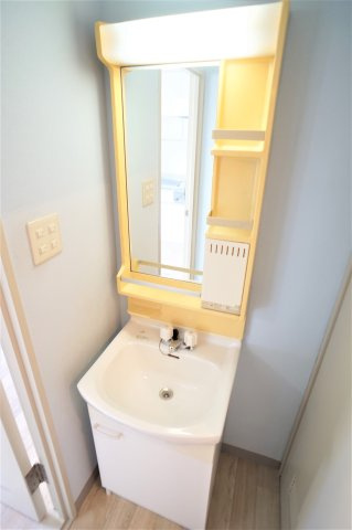 ハイツエバグリーン２号棟の独立洗面台|朝など便利な独立洗面台です