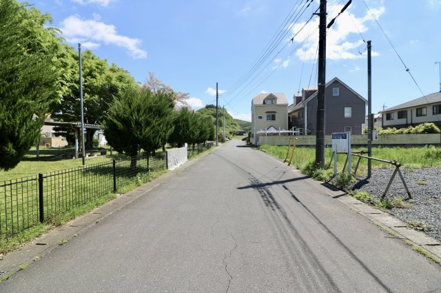 足利市利保町１丁目の売地の前面道路含む現地写真