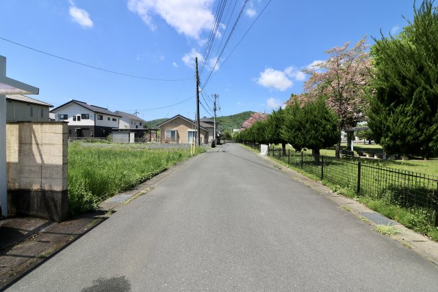 足利市利保町１丁目の売地の前面道路含む現地写真