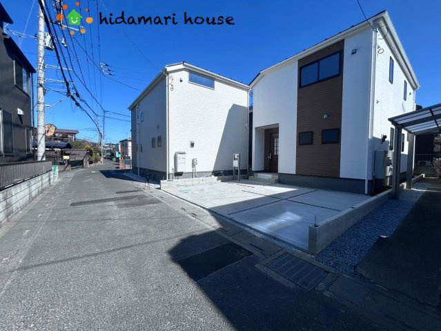 西区佐知川　新築戸建　リーブルガーデン01の前面道路含む現地写真