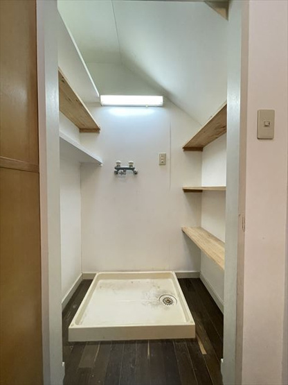 【ランドリースペース】 | 古賀市舞の里5丁目　戸建て | 棚には洗剤のストックや掃除用品なども置くスペースがあります！