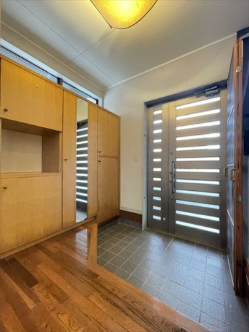 【玄関】 | 古賀市舞の里5丁目　戸建て | 広い玄関スペースはご家族が多いご家庭にもおすすめです◎横に広いので、家族全員で出かける時もスムーズにご準備できるのが嬉しいですね