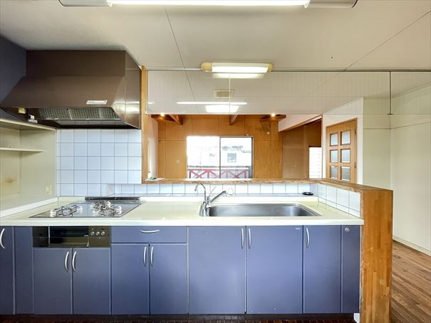 【キッチン】 | 古賀市舞の里5丁目　戸建て | リビングが見渡せて、家族とコミュニケーションを取りやすいキッチンです！キッチン後方にはサービスバルコニーもあり、換気採光面はもちろんゴミ置き場としても活用できます