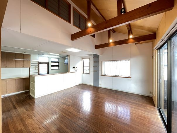 【居間・リビング】 | 古賀市舞の里5丁目　戸建て | 2Fリビング&三面採光なので、陽当りもよく明るいリビングです。周囲の視線も気にせずくつろげるのも嬉しいですね☆