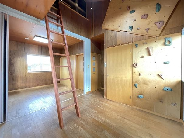 【洋室】 | 古賀市舞の里5丁目　戸建て | 一部の壁にクライミングウォールを設置！室内での運動にもOK!
お子様も喜びそうです♪