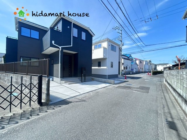 西区佐知川　新築戸建　リーブルガーデン　03の前面道路含む現地写真