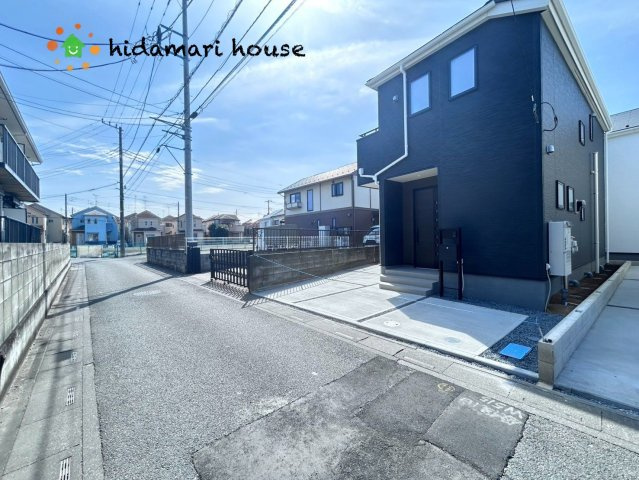 西区佐知川　新築戸建　リーブルガーデン　03の前面道路含む現地写真