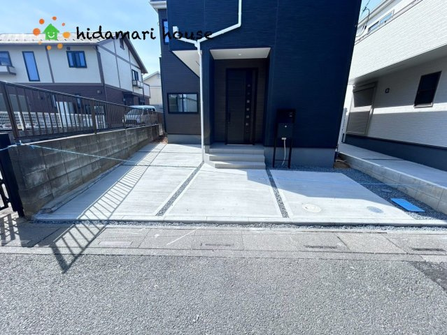 西区佐知川　新築戸建　リーブルガーデン　03の駐車場