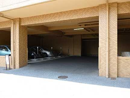 ライオンズヒルズ田方の駐車場