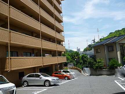 ライオンズヒルズ田方の駐車場