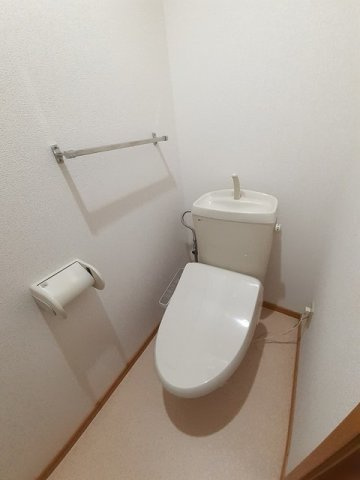 メゾンソレイユ　Ｂのトイレ|ゆったりとした空間のトイレです