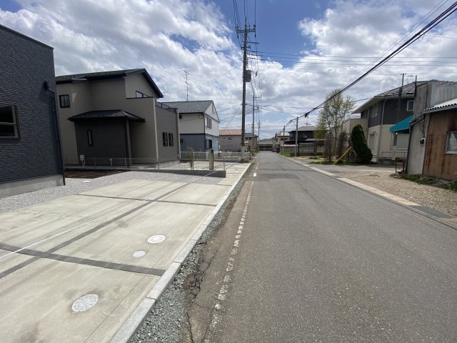 新築　桐生市相生町5丁目　Blooming　Garden　１号棟の前面道路含む現地写真|現地写真　　南西側接道幅員約5.4ｍ	