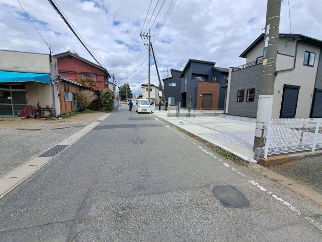 新築　桐生市相生町5丁目　Blooming　Garden　2号棟の前面道路含む現地写真|現地写真　　南西側接道幅員約5.4ｍ	