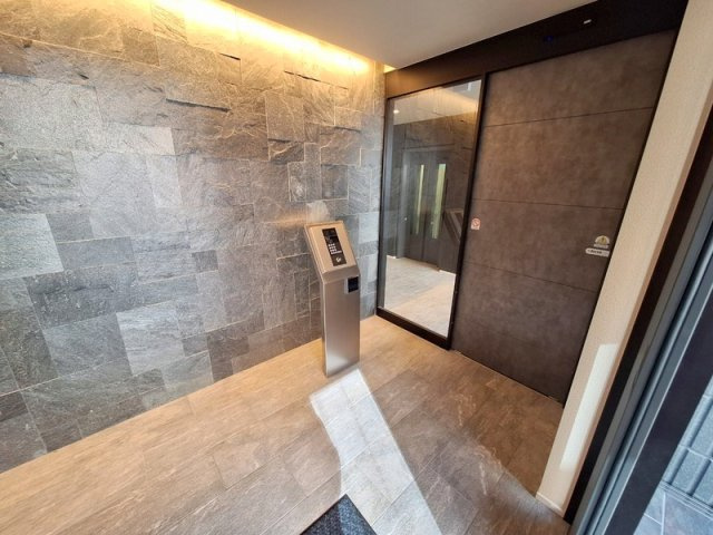 エクレット西品川のセキュリティ|★風除室のあるオートロック付きエントランス★