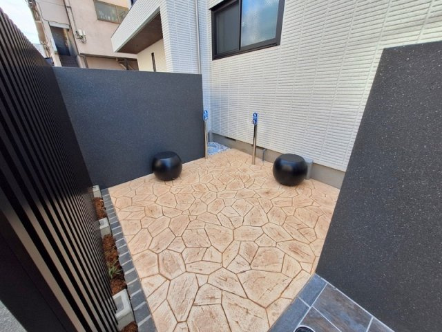 エクレット西品川のその他|★腰掛用の石。憩いの場。奥にはワンちゃんの足洗場★