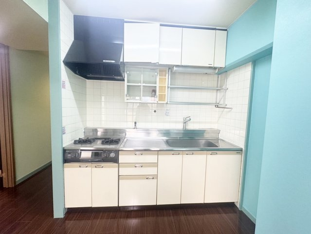 【キッチン】 | 広さのあるキッチンは吊り戸もあり収納力のあるキッチンです。