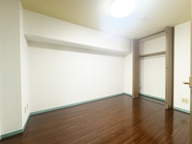 【洋室】 | クローゼット付きの６Jの洋室。お部屋がつながっているので換気もしやすく、空気が循環します。