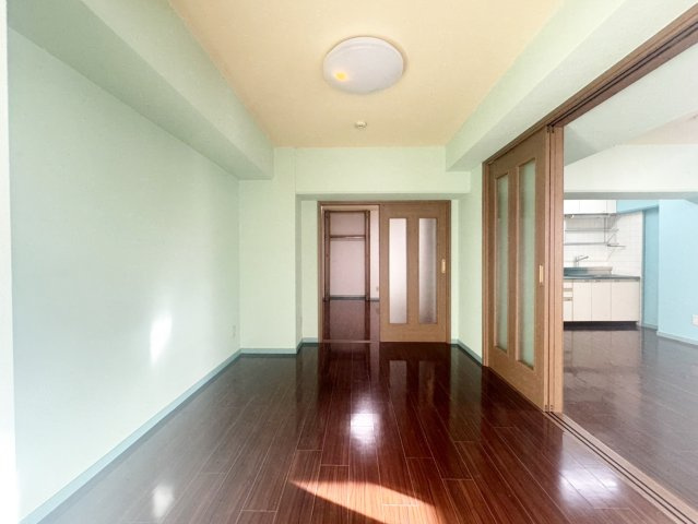 【洋室】 | ５Jの洋室。薄いグリーンの壁のお部屋です。たっぷり日差しの入る暖かな雰囲気のお部屋です。