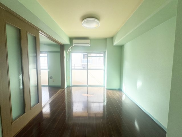 【洋室】 | 五階なので外の音も気になりません。車通りの多い旧甲州街道には面していません。