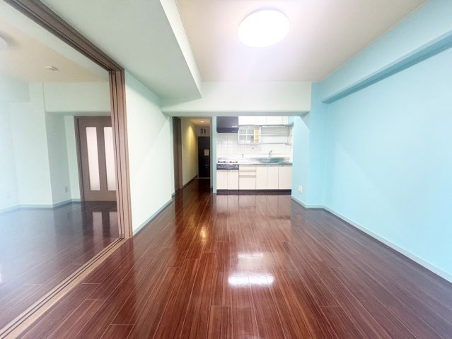 【居間・リビング】 | 来客時は扉を閉めれば、寝室を隠せます。