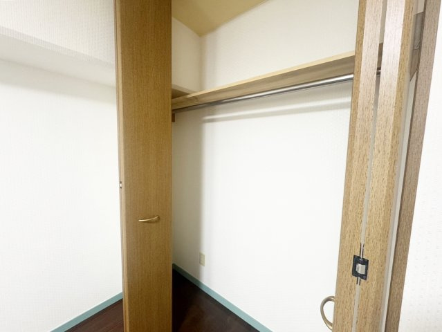 【収納】 | 奥まで広い作りのクローゼット。上に物が置ける棚も嬉しいです。