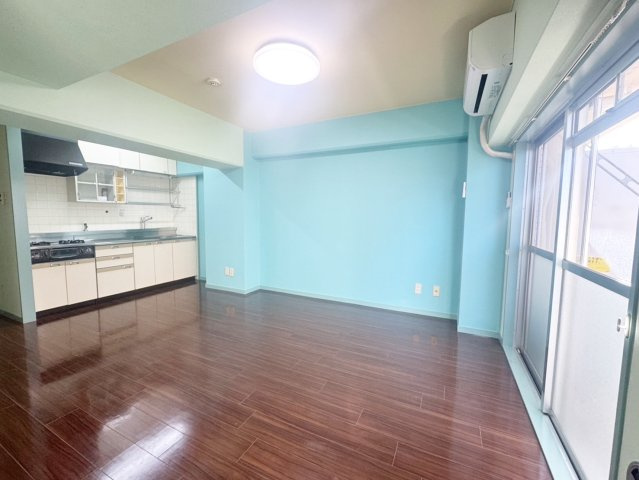 【居間・リビング】 | 壁紙をご自身のお好きな色にDIYするのもいいですね。楽しみが広がります。