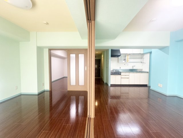 【居間・リビング】 | 様々なインスピレーションが浮かびそうなカラフルなお部屋です。是非現地ご覧ください。