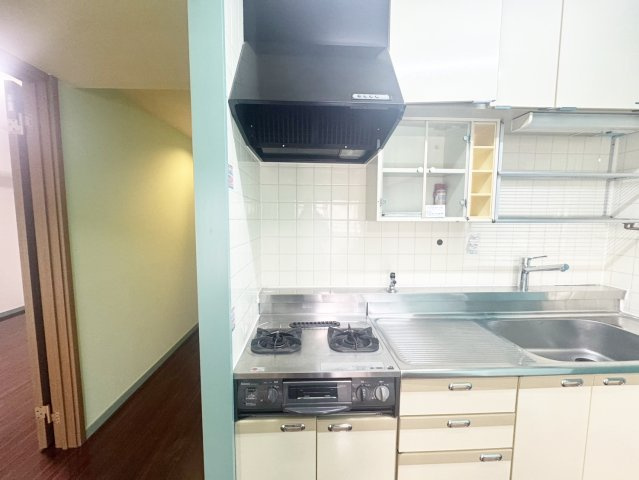 【キッチン】 | 二口コンロ設置済みです。グリルもあるので色々なお料理を楽しめます。
