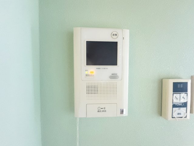 【防犯設備】 | 来客の顔が見えるカラードアホン、宅配業者も顔を確認してから対応ができて安心です。