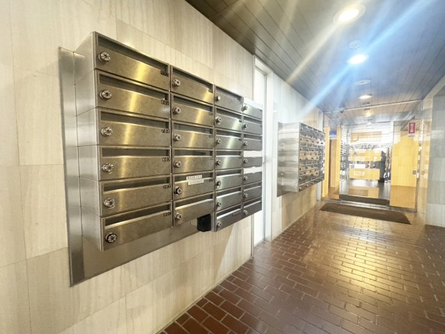 【その他共用部分】 | きちんと管理された共用部。店舗と住民の入り口は別になります。