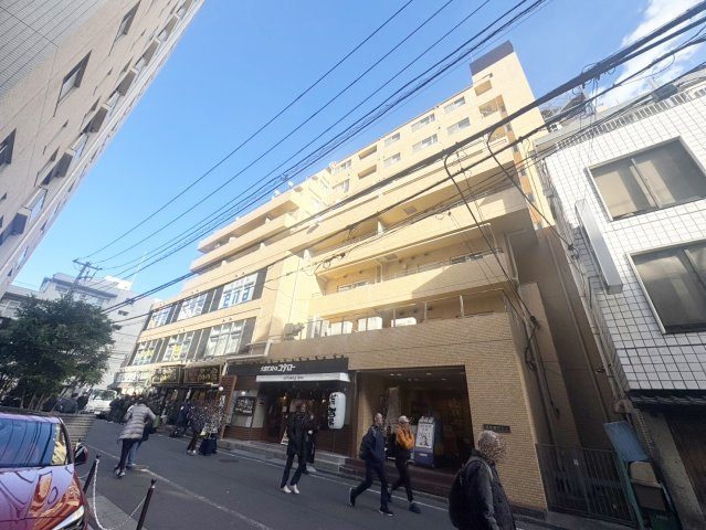 【外観】 | 京王線「調布」駅徒歩１分の好立地。特急停車駅なので「新宿」駅まで１８分で着きま