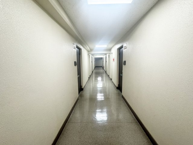 【バルコニー】 | 西向きのバルコニーです。広さもあり道路に面しているので光が入り、お洗濯物も乾きそうです。