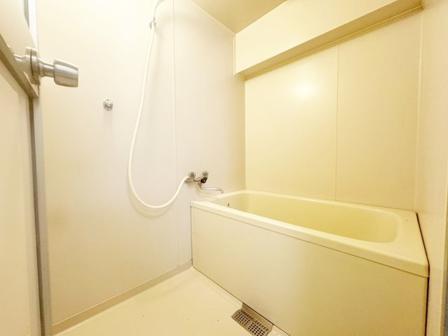 【浴室】 | シンプルな浴室なので思い切ってリフォームしてもいいですし、棚や鏡をつけて使いやすくデザインしてもいいですね。