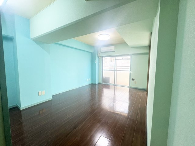 【洋室】 | ブルーの壁が鮮やかなリビングは、光と風を取り込み心地よい空間を作り上げます。