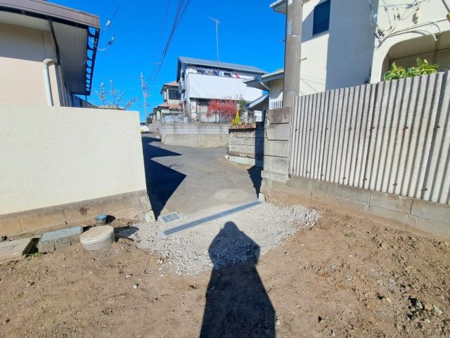 ◎高座郡寒川町岡田４丁目　建築条件無し　売地の前面道路含む現地写真|全面道路との接道の様子です☆