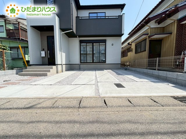 本庄市駅南　7期　新築一戸建て　ずっとプラス　01の駐車場|急な来客時にも安心な、並列駐車2台まで可能です(^^♪					
