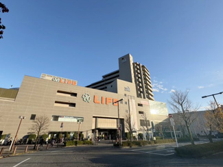 【周辺】 | 京王線「中河原」駅徒歩1分の好立地。1、2階にはLIFEが入っていて、100円ショップや書店など充実の品ぞろえです。