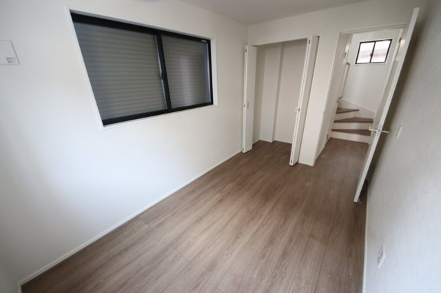 《仲介手数料無料》緑区原山４丁目142-3(全1戸)新築一戸建てリガーレの洋室|撮影日 2025年6月9日 9:20 晴れ