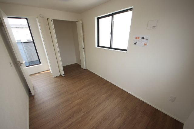 《仲介手数料無料》緑区原山４丁目142-3(全1戸)新築一戸建てリガーレの洋室|撮影日 2025年6月9日 9:20 晴れ